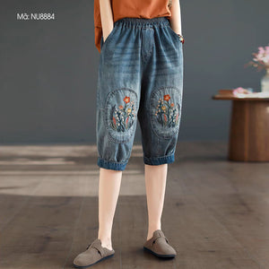 Quần baggy lửng denim lưng thun thêu hoa lá đối xứng - NU8884