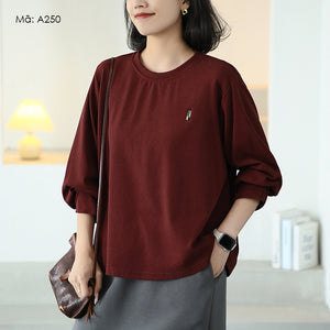 Áo T-shirt dài tay kiểu xếp cổ tròn thêu hai người - A250