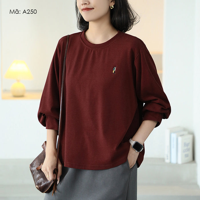 Áo T-shirt dài tay kiểu xếp cổ tròn thêu hai người - A250