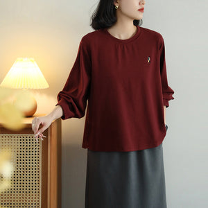 Áo T-shirt dài tay kiểu xếp cổ tròn thêu hai người - A250