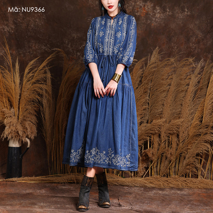 Đầm liền denim tay lửng cổ tròn thêu hoa lá retro eo thắt dây - NU9366