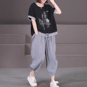 Bộ đồ linen gồm áo T-shirt ngắn tay hoa văn trừu tượng và quần baggy caro - NU8957