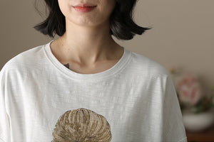 Áo T-shirt ngắn tay cổ tròn in cô gái quay lưng - NU10206