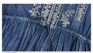 Đầm liền denim tay lửng cổ tròn thêu hoa lá retro eo thắt dây - NU9366