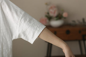 Áo T-shirt ngắn tay cổ tròn in cô gái quay lưng - NU10206