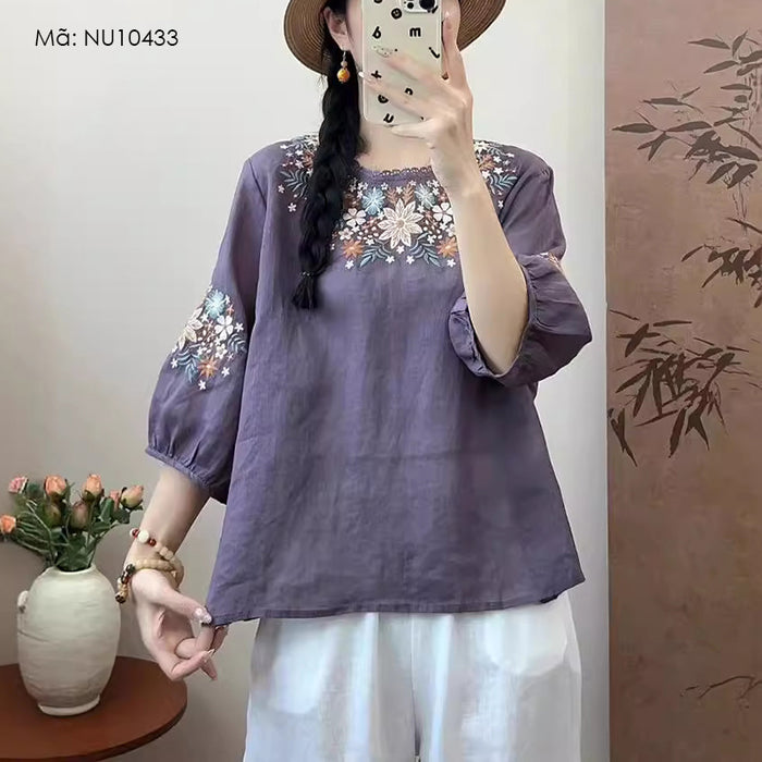 Áo T-shirt linen ngắn tay cổ tròn thêu hoa lá trước ngực và tay - NU10433