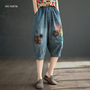 Quần baggy lửng denim lưng thun thêu hoa lá và ô vuông - NU8746