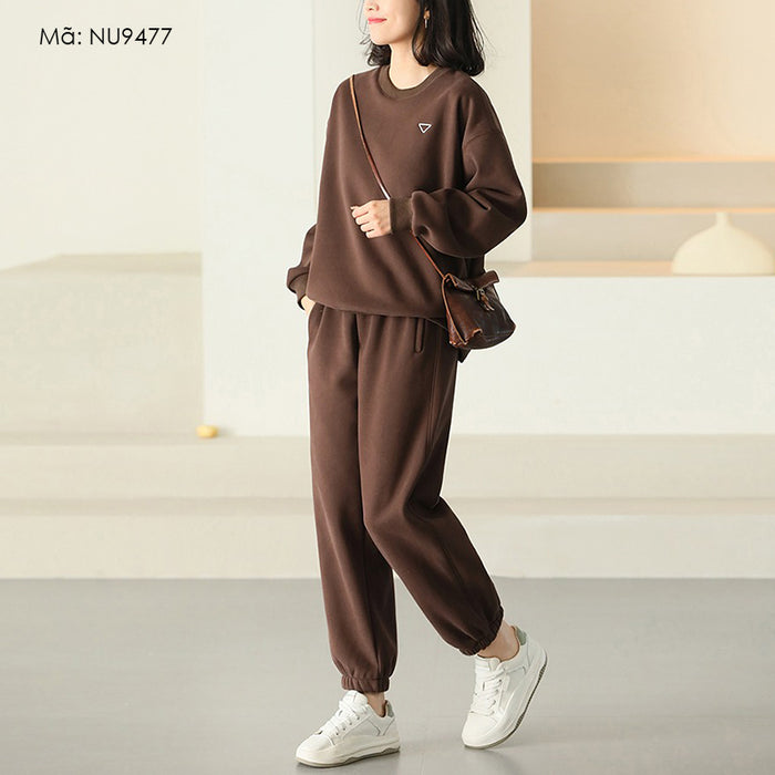 Bộ đồ nỉ nhung gồm áo T-shirt dài tay cổ tròn và quần baggy ống bo - NU9477