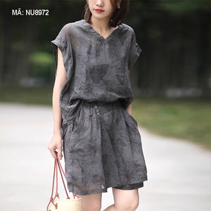Bộ đồ linen gồm áo sơ mi sát nách cổ V và quần sooc in hoa văn retro hai lớp - NU8972