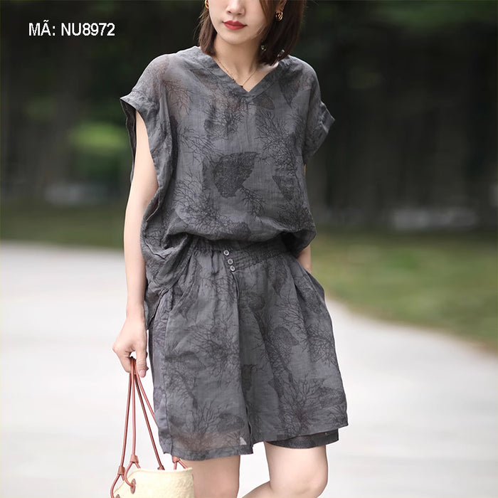 Bộ đồ linen gồm áo sơ mi sát nách cổ V và quần sooc in hoa văn retro hai lớp - NU8972