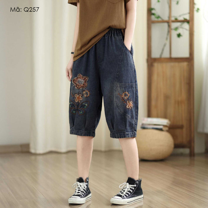 Quần sooc denim lưng thun hai túi chéo đính hoa - Q257