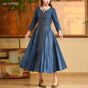 Đầm liền denim tay lửng cổ tròn khuy cài thêu hoa văn đối xứng - NU9368