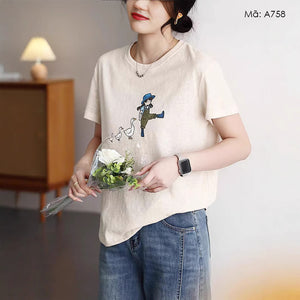 Áo T-shirt ngắn tay cổ tròn in cô gái và đàn vịt - A758