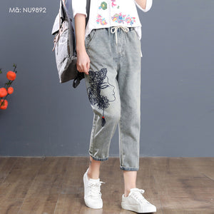 Quần baggy denim lưng thun ống đứng thêu cô gái - NU9892