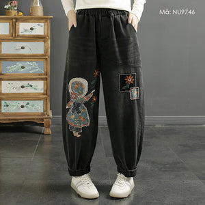 Quần baggy denim lưng thun thêu cô bé và bông hoa - NU9746