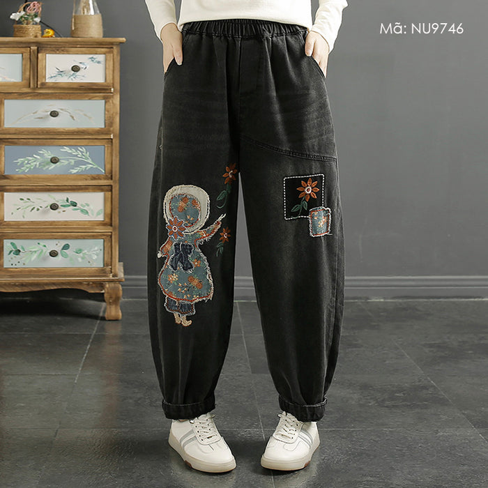 Quần baggy denim lưng thun thêu cô bé và bông hoa - NU9746