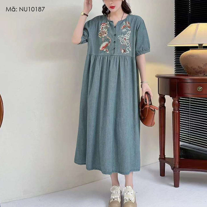 Đầm liền denim ngắn tay cổ tròn xẻ V thêu hoa văn retro - NU10187