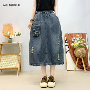 Chân váy denim lưng thun một túi hộp thêu hoa - NU10441