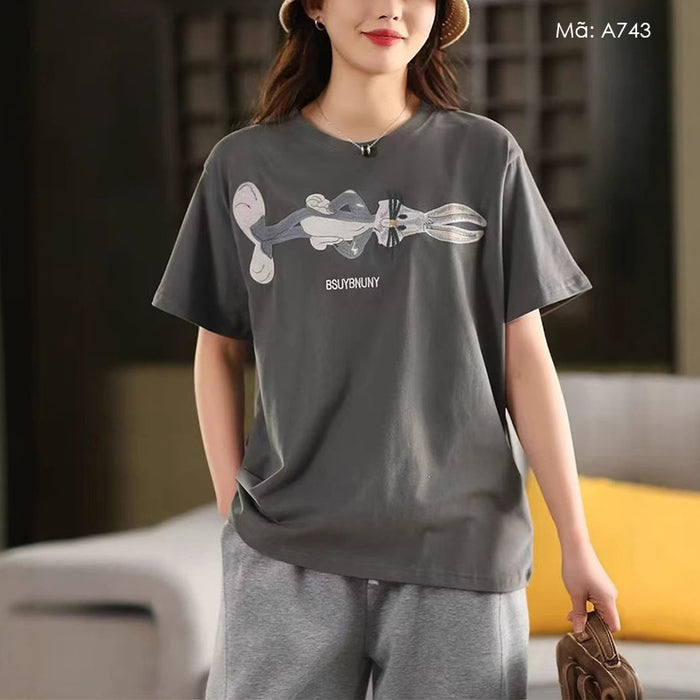 Áo T-shirt ngắn tay cổ tròn thêu chú thỏ nằm ngang - A743