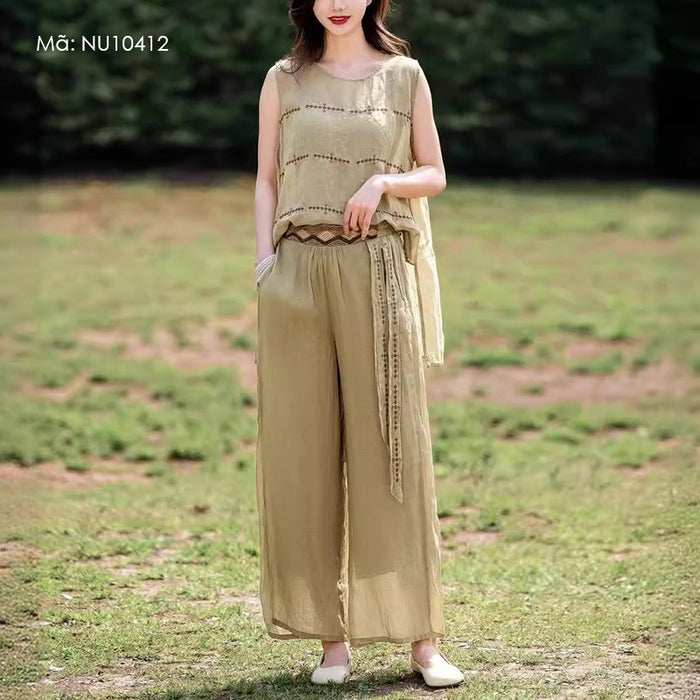 Bộ đồ linen gồm baggy và áo T-shirt sát nách cổ tròn thêu thổ cẩm - NU10412