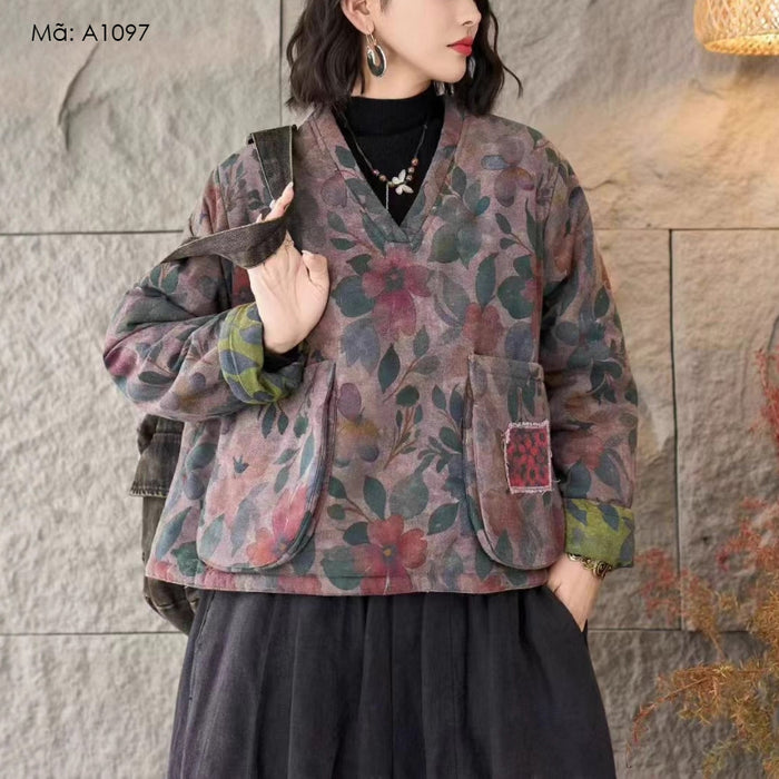 Áo T-shirt in hoa lá cổ V - A1098