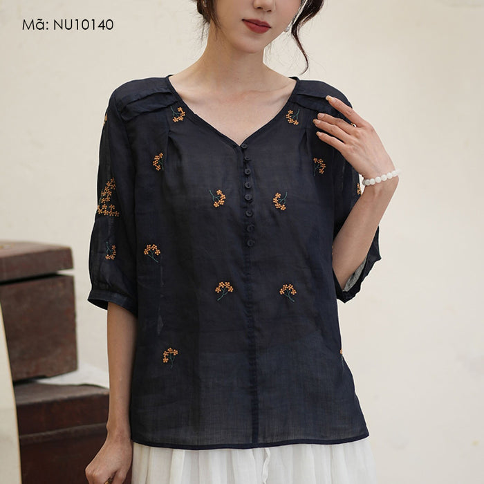 Áo sơ mi linen ngắn tay cổ V thêu hoa lá vai xếp ly - NU10140