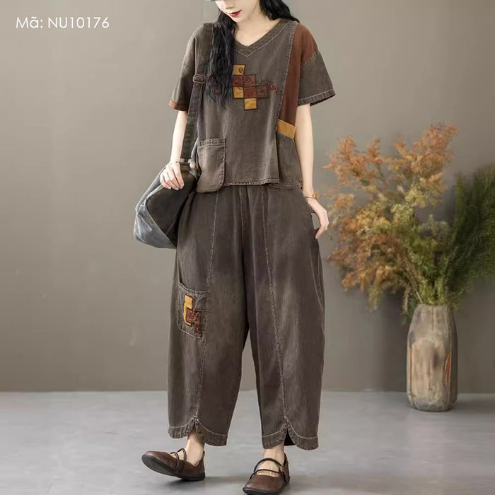 Bộ đồ denim gồm áo T-shirt ngắn tay cổ V và quần baggy thêu ô vuông - NU10176