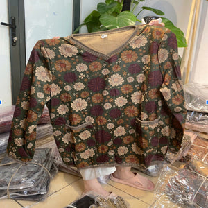 Áo T-shirt dài tay dệt kim cổ V in hoa lá - A179