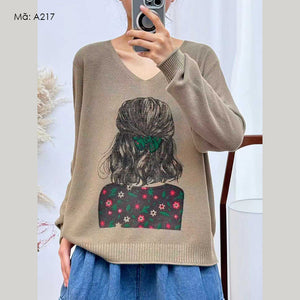 Áo T-shirt len dài tay cổ V in cô gái quay lưng - A217