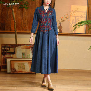 Đầm liền denim tay lửng cổ V khuy cài thêu hoa văn retro - NU9370