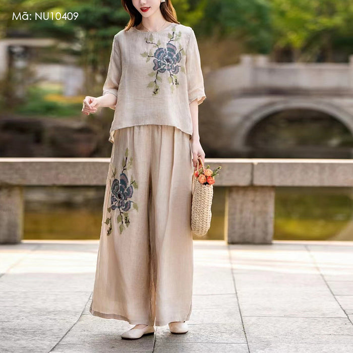 Bộ đồ linen gồm baggy ống rộng và áo T-shirt ngắn tay cổ tròn thêu đồng nhất - NU10409