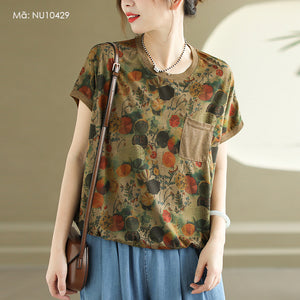 Áo T-shirt ngắn tay cổ tròn in những chiếc ô một túi - NU10429
