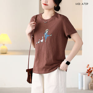 Áo T-shirt ngắn tay cổ tròn in cô gái và đàn vịt - A758