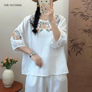 Áo T-shirt linen ngắn tay cổ tròn thêu hoa lá trước ngực và tay - NU10433