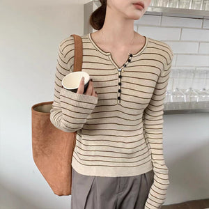 Áo T-shirt dài tay cổ tròn kẻ sọc khuy cài - A207