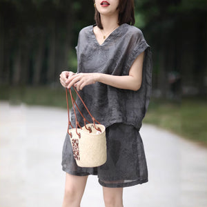 Bộ đồ linen gồm áo sơ mi sát nách cổ V và quần sooc in hoa văn retro hai lớp - NU8972