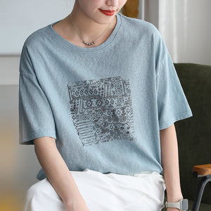 Áo T-shirt ngắn tay cổ tròn in trừu tượng ô vuông - A850