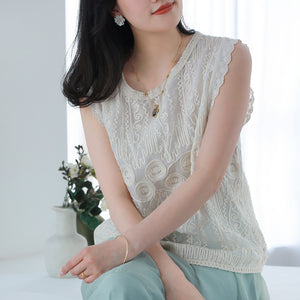 Áo T-shirt sát nách cổ tròn thêu hoa văn retro - A907