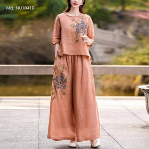 Bộ đồ linen gồm baggy ống rộng và áo T-shirt ngắn tay cổ tròn thêu đồng nhất - NU10409