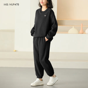 Bộ đồ nỉ nhung gồm áo T-shirt dài tay cổ tròn và quần baggy ống bo - NU9477