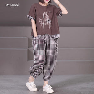 Bộ đồ linen gồm áo T-shirt ngắn tay hoa văn trừu tượng và quần baggy caro - NU8957