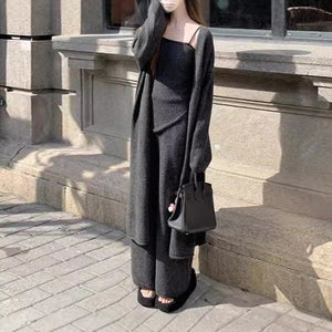 Bộ đồ dệt kim gồm áo T-shirt hai dây và áo khoác cánh dơi cùng quần baggy - B014