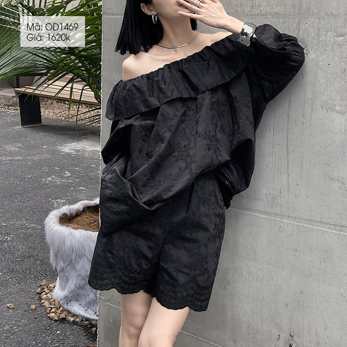 Bộ đồ gồm áo T-shirt cổ tròn trễ vai ngắn tay và quần sooc thêu hoa lá - OD1468