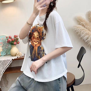 Áo T-shirt ngắn tay cổ tròn in cô gái chống cằm - NU10362