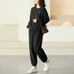 Bộ đồ nỉ nhung gồm áo T-shirt dài tay cổ tròn và quần baggy ống bo - NU9477