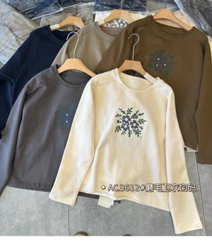 Áo T-shirt dài tay cổ tròn một màu thêu hoa trước ngực - NU9384