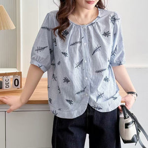 Áo sơ mi linen ngắn tay cổ tròn xếp ly thêu những chiếc lá - A877