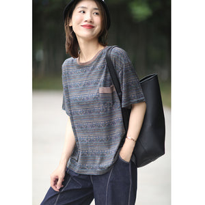 Áo T-shirt ngắn tay cổ tròn kẻ sọc hoa văn retro một túi nhỏ - NU8984