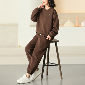 Bộ đồ nỉ nhung gồm áo T-shirt dài tay cổ tròn và quần baggy ống bo - NU9477