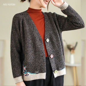 Áo khoác len đan dài tay cổ V hoa văn retro ba khuy - NU9282